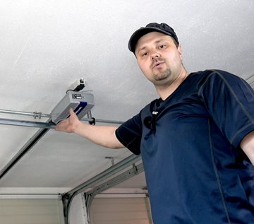 So einfach geht´s: Elektischen Garagentorantrieb selbst einbauen